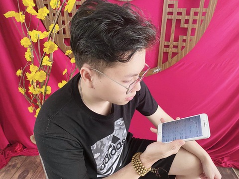 Sinh viên lấy tiền lì xì canh mua cổ phiếu trong phiên khai trương năm mới - Ảnh 1. Sinh viên lấy tiền lì xì canh mua cổ phiếu trong phiên khai trương năm mới - Ảnh 1.