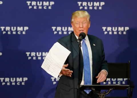 Ông Trump ưa xé bỏ giấy tờ, trợ lý phải... dán lại - Ảnh 1. Ông Trump ưa xé bỏ giấy tờ, trợ lý phải... dán lại - Ảnh 1.