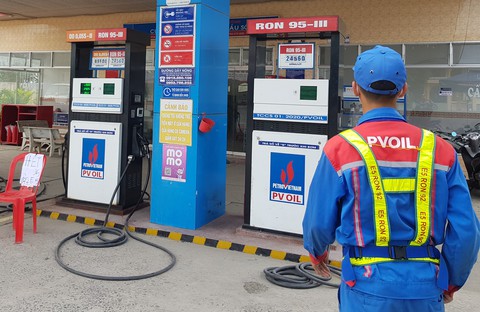 Nhiều cây xăng đóng cửa vì hết hàng - Ảnh 1. Nhiều cây xăng đóng cửa vì hết hàng - Ảnh 1.