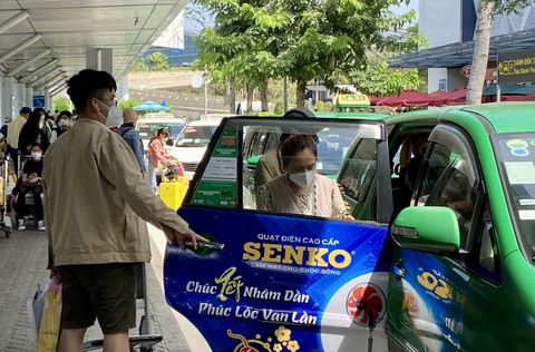 Mùng 7 Tết, bớt căng thẳng chờ đợi đón taxi ở Tân Sơn Nhất - Ảnh 1. Mùng 7 Tết, bớt căng thẳng chờ đợi đón taxi ở Tân Sơn Nhất - Ảnh 1.