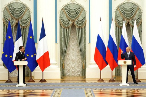 Ông Putin nói gì với ông Macron trong suốt 6 giờ? - Ảnh 2. Ông Putin nói gì với ông Macron trong suốt 6 giờ? - Ảnh 2.