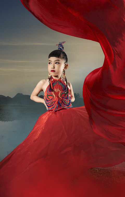 Phương Hồ quảng bá văn hóa, cảnh sắc Việt Nam ra quốc tế qua trang phục dân tộc - Ảnh 14. Phương Hồ quảng bá văn hóa, cảnh sắc Việt Nam ra quốc tế qua trang phục dân tộc - Ảnh 14.