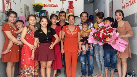Như chưa hề có cuộc chia ly: Niềm hạnh phúc đoàn tụ ngày đầu năm mới - Ảnh 1. Như chưa hề có cuộc chia ly: Niềm hạnh phúc đoàn tụ ngày đầu năm mới - Ảnh 1.