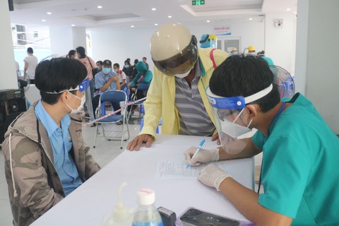 TP.HCM cảnh báo nguy cơ lây lan dịch COVID-19 sau Tết - Ảnh 1. TP.HCM cảnh báo nguy cơ lây lan dịch COVID-19 sau Tết - Ảnh 1.