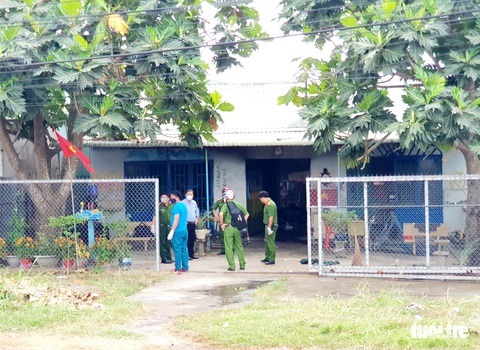 Khống chế người đàn ông đốt nhà, tự đâm vào người mình - Ảnh 2. Khống chế người đàn ông đốt nhà, tự đâm vào người mình - Ảnh 2.