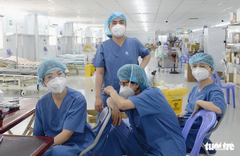 Những điều dưỡng xong ca trực cuối cùng của Trung tâm Lam Sơn reo: Hạnh phúc quá - Ảnh 10. Những điều dưỡng xong ca trực cuối cùng của Trung tâm Lam Sơn reo: Hạnh phúc quá - Ảnh 10.