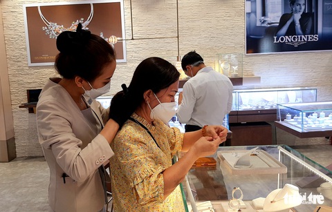 Giới trẻ săn tượng, trang sức hình hổ nhân ‘combo’ ngày Thần tài và lễ Tình nhân - Ảnh 4. Giới trẻ săn tượng, trang sức hình hổ nhân ‘combo’ ngày Thần tài và lễ Tình nhân - Ảnh 4.