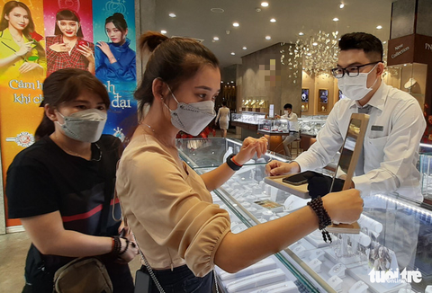 Giới trẻ săn tượng, trang sức hình hổ nhân ‘combo’ ngày Thần tài và lễ Tình nhân - Ảnh 7. Giới trẻ săn tượng, trang sức hình hổ nhân ‘combo’ ngày Thần tài và lễ Tình nhân - Ảnh 7.