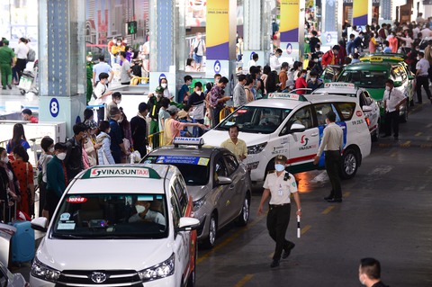 Taxi ở sân bay đâu hết rồi?! - Ảnh 1. Taxi ở sân bay đâu hết rồi?! - Ảnh 1.