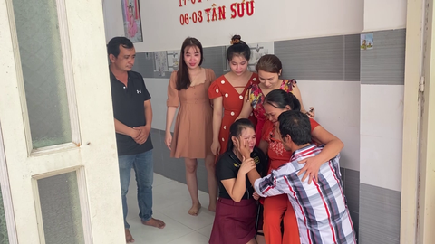 Như chưa hề có cuộc chia ly: Niềm hạnh phúc đoàn tụ ngày đầu năm mới - Ảnh 4. Như chưa hề có cuộc chia ly: Niềm hạnh phúc đoàn tụ ngày đầu năm mới - Ảnh 4.