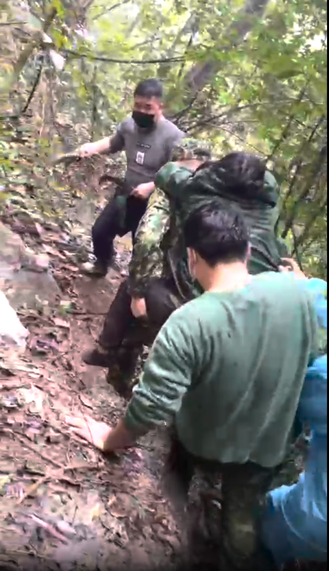 Dương ơi, em đang ở đâu, chúng tôi là biên phòng đây - Ảnh 2. Dương ơi, em đang ở đâu, chúng tôi là biên phòng đây - Ảnh 2.
