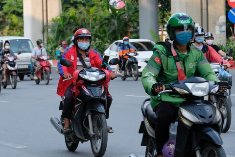 Hà Nội cho xe ôm công nghệ hoạt động trở lại - Ảnh 1. Hà Nội cho xe ôm công nghệ hoạt động trở lại - Ảnh 1.