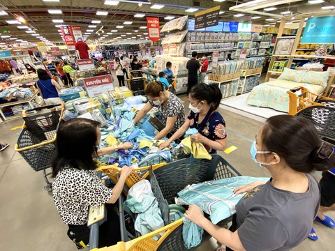 Khách sạn, siêu thị... bắt đầu áp dụng chính sách giảm thuế VAT - Ảnh 1. Khách sạn, siêu thị... bắt đầu áp dụng chính sách giảm thuế VAT - Ảnh 1.