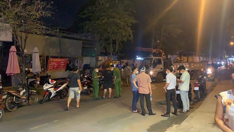 TP.HCM: Hai mẹ con bị cây ngã đè nhập viện trong khi trời quang mây tạnh - Ảnh 2. TP.HCM: Hai mẹ con bị cây ngã đè nhập viện trong khi trời quang mây tạnh - Ảnh 2.