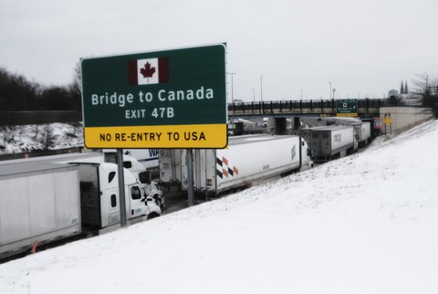 Xe tải biểu tình phản đối tiêm chủng khiến cây cầu huyết mạch Mỹ - Canada tắc cứng - Ảnh 4. Xe tải biểu tình phản đối tiêm chủng khiến cây cầu huyết mạch Mỹ - Canada tắc cứng - Ảnh 4.