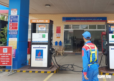 Cây xăng ở An Giang hết xăng 95 do sức mua tăng, không cấp xăng kịp do... kẹt xe - Ảnh 1. Cây xăng ở An Giang hết xăng 95 do sức mua tăng, không cấp xăng kịp do... kẹt xe - Ảnh 1.