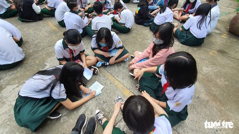 Ruộng lúa vào sân trường, học sinh thành phố hào hứng trải nghiệm - Ảnh 3. Ruộng lúa vào sân trường, học sinh thành phố hào hứng trải nghiệm - Ảnh 3.