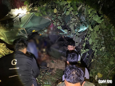 Hiện trường vụ xe chở sắn lao xuống vực làm 6 người chết, 3 người bị thương - Ảnh 8. Hiện trường vụ xe chở sắn lao xuống vực làm 6 người chết, 3 người bị thương - Ảnh 8.