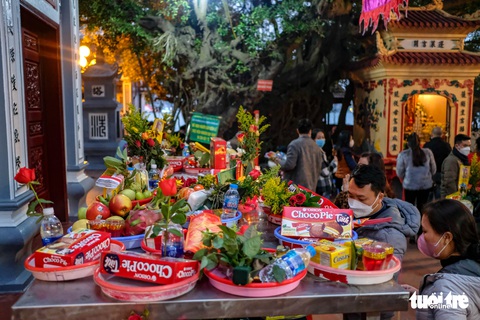 Phủ Tây Hồ sáng đèn ngày đầu mở lại đón người dân đi lễ đầu năm - Ảnh 3. Phủ Tây Hồ sáng đèn ngày đầu mở lại đón người dân đi lễ đầu năm - Ảnh 3.