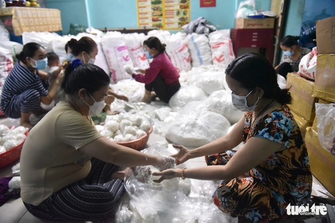 Đỏ lửa nướng gần 3.000 con cá lóc trước ngày vía Thần Tài - Ảnh 7. Đỏ lửa nướng gần 3.000 con cá lóc trước ngày vía Thần Tài - Ảnh 7.