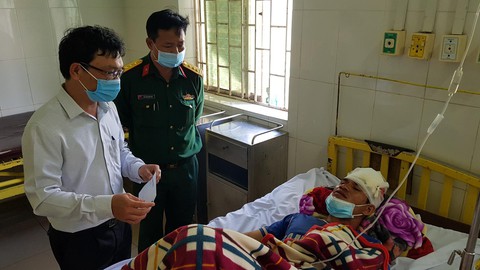 Xe lao xuống vực rầm rầm sợ lắm. Vào bệnh viện rồi vẫn không tin mình còn sống - Ảnh 3. Xe lao xuống vực rầm rầm sợ lắm. Vào bệnh viện rồi vẫn không tin mình còn sống - Ảnh 3.