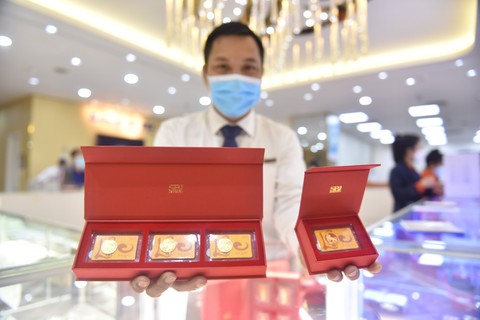 Giá vàng miếng SJC ‘bốc hơi’ 2,3 triệu đồng/lượng chỉ sau 2 ngày - Ảnh 2. Giá vàng miếng SJC ‘bốc hơi’ 2,3 triệu đồng/lượng chỉ sau 2 ngày - Ảnh 2.