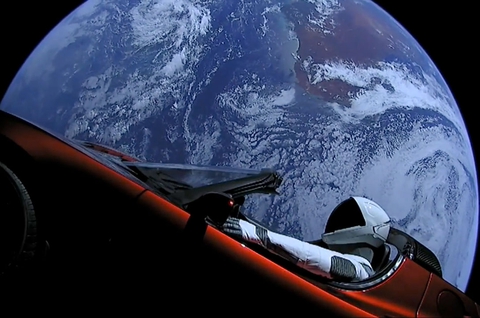 Chiếc xe Tesla được phóng lên vũ trụ 4 năm trước giờ ra sao? - Ảnh 1. Chiếc xe Tesla được phóng lên vũ trụ 4 năm trước giờ ra sao? - Ảnh 1.
