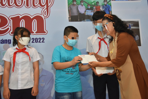Chương trình Tình thương cho em: Trao tặng gần 2,2 tỉ đồng cho trẻ mồ côi vì COVID-19 - Ảnh 1. Chương trình Tình thương cho em: Trao tặng gần 2,2 tỉ đồng cho trẻ mồ côi vì COVID-19 - Ảnh 1.