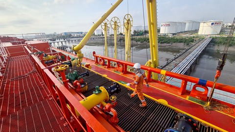 Giá xăng dầu tăng, doanh nghiệp vẫn khó - Ảnh 1. Giá xăng dầu tăng, doanh nghiệp vẫn khó - Ảnh 1.