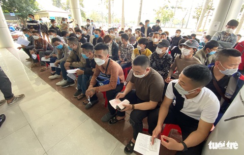 Người dân Nghệ An chen chúc làm lý lịch tư pháp để xuất khẩu lao động - Ảnh 2. Người dân Nghệ An chen chúc làm lý lịch tư pháp để xuất khẩu lao động - Ảnh 2.