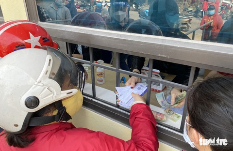 Giá vé vào sân Vinh tăng gấp đôi, nhiều người mua được cả xấp vé - Ảnh 3. Giá vé vào sân Vinh tăng gấp đôi, nhiều người mua được cả xấp vé - Ảnh 3.