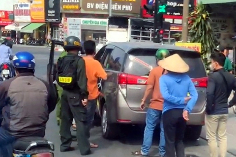Mới 8 giờ sáng hai nhóm đã giáp mặt đánh nhau giữa đường - Ảnh 1. Mới 8 giờ sáng hai nhóm đã giáp mặt đánh nhau giữa đường - Ảnh 1.