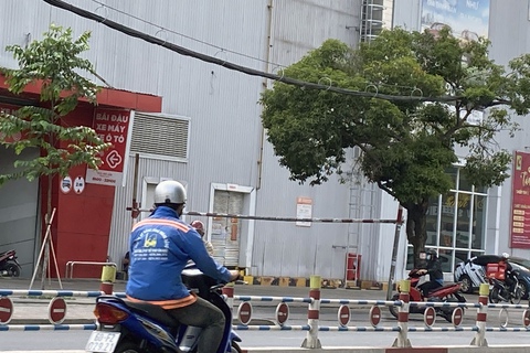 Mới 8 giờ sáng hai nhóm đã giáp mặt đánh nhau giữa đường - Ảnh 2. Mới 8 giờ sáng hai nhóm đã giáp mặt đánh nhau giữa đường - Ảnh 2.