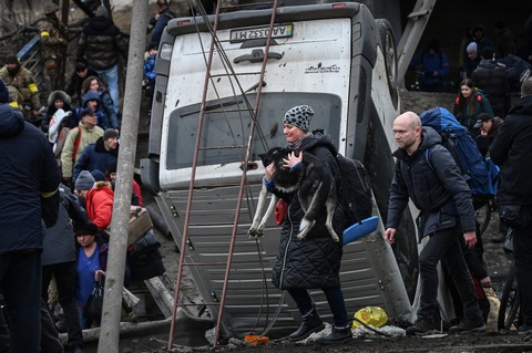 Hơn một nửa dân Kiev đã rời thủ đô Ukraine - Ảnh 1. Hơn một nửa dân Kiev đã rời thủ đô Ukraine - Ảnh 1.