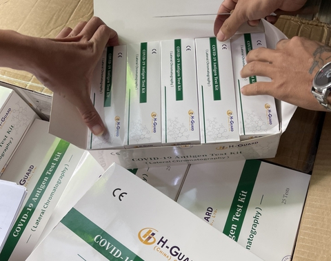 TP.HCM: Thu giữ lượng lớn kit xét nghiệm và thuốc điều trị COVID-19 nhập lậu - Ảnh 2. TP.HCM: Thu giữ lượng lớn kit xét nghiệm và thuốc điều trị COVID-19 nhập lậu - Ảnh 2.