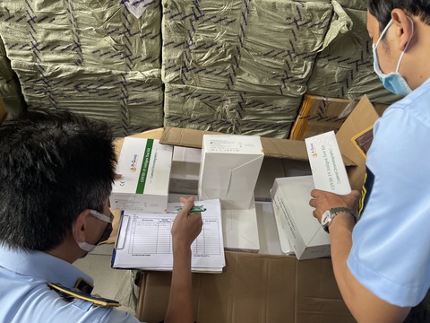 TP.HCM: Thu giữ lượng lớn kit xét nghiệm và thuốc điều trị COVID-19 nhập lậu - Ảnh 1. TP.HCM: Thu giữ lượng lớn kit xét nghiệm và thuốc điều trị COVID-19 nhập lậu - Ảnh 1.