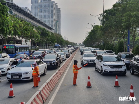 Xe khách đâm đuôi xe tưới cây, 3 người bị thương - Ảnh 2. Xe khách đâm đuôi xe tưới cây, 3 người bị thương - Ảnh 2.