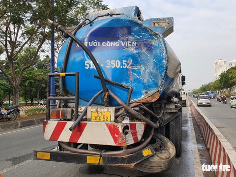 Xe khách đâm đuôi xe tưới cây, 3 người bị thương - Ảnh 3. Xe khách đâm đuôi xe tưới cây, 3 người bị thương - Ảnh 3.