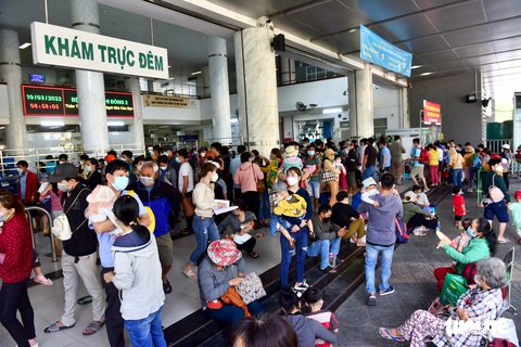 Trẻ mắc COVID-19 đến khám đông đúc ở các bệnh viện nhi TP.HCM - Ảnh 1. Trẻ mắc COVID-19 đến khám đông đúc ở các bệnh viện nhi TP.HCM - Ảnh 1.