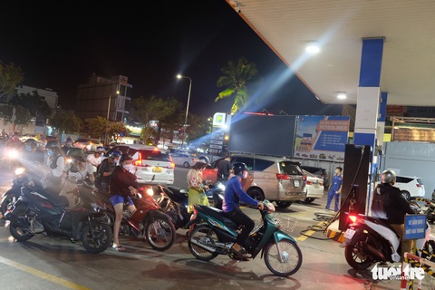 Người dân ùn ùn đi đổ xăng nửa đêm vì lo giá tăng - Ảnh 6.