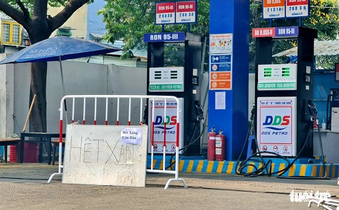 Tái diễn tình trạng ‘hết xăng, còn dầu’ ở TP.HCM - Ảnh 1. Tái diễn tình trạng ‘hết xăng, còn dầu’ ở TP.HCM - Ảnh 1.