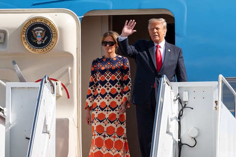 Máy bay chở ông Trump phải hạ cánh khẩn cấp - Ảnh 1. Máy bay chở ông Trump phải hạ cánh khẩn cấp - Ảnh 1.
