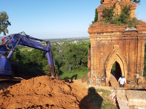Sai sót trong tu bổ tháp Bánh Ít: Vi phạm lớn mà chỉ ‘rút kinh nghiệm, khó chấp nhận! - Ảnh 1. Sai sót trong tu bổ tháp Bánh Ít: Vi phạm lớn mà chỉ ‘rút kinh nghiệm, khó chấp nhận! - Ảnh 1.