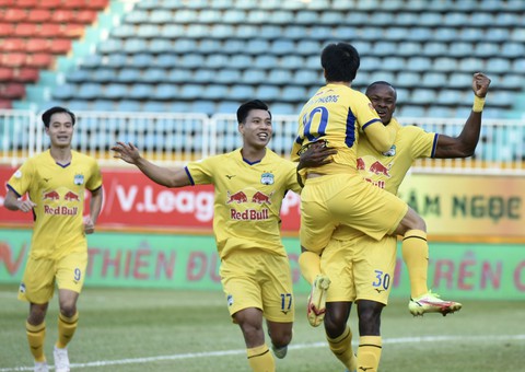 Công Phượng lập cú đúp nhưng HAGL vẫn chưa biết thắng tại V-League 2022 - Ảnh 1. Công Phượng lập cú đúp nhưng HAGL vẫn chưa biết thắng tại V-League 2022 - Ảnh 1.