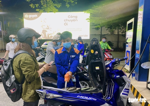 Mất công xếp hàng cả tiếng mua xăng, bạn tiết kiệm được bao nhiêu tiền? - Ảnh 1. Mất công xếp hàng cả tiếng mua xăng, bạn tiết kiệm được bao nhiêu tiền? - Ảnh 1.