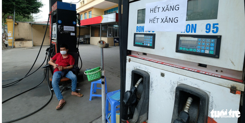 Hà Nội: nhiều cây xăng treo biển hết xăng, người dân xếp hàng đi mua - Ảnh 1. Hà Nội: nhiều cây xăng treo biển hết xăng, người dân xếp hàng đi mua - Ảnh 1.