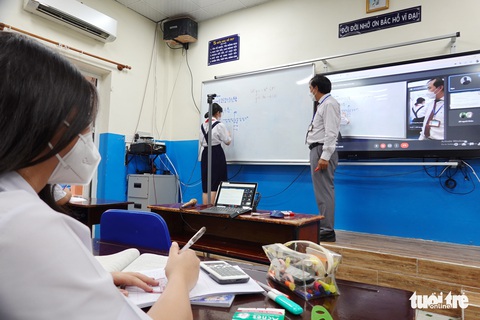 Đừng để các học sinh F0, F1 phải tự bơi - Ảnh 1. Đừng để các học sinh F0, F1 phải tự bơi - Ảnh 1.