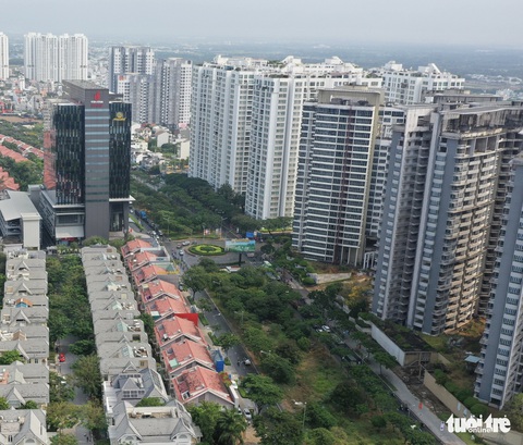 Bộ Tài chính đề xuất đánh thuế nhà, đất, chuyên gia lo nhà, đất lại tăng giá - Ảnh 1. Bộ Tài chính đề xuất đánh thuế nhà, đất, chuyên gia lo nhà, đất lại tăng giá - Ảnh 1.
