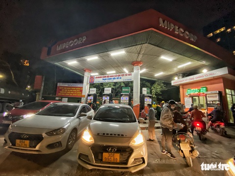 Hà Nội: nhiều cây xăng treo biển hết xăng, người dân xếp hàng đi mua - Ảnh 5. Hà Nội: nhiều cây xăng treo biển hết xăng, người dân xếp hàng đi mua - Ảnh 5.