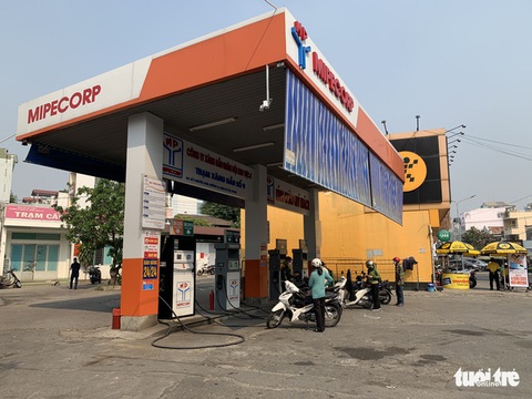 TP.HCM: Hết cảnh ùn ùn đổ xăng trước thời điểm tăng giá - Ảnh 1. TP.HCM: Hết cảnh ùn ùn đổ xăng trước thời điểm tăng giá - Ảnh 1.